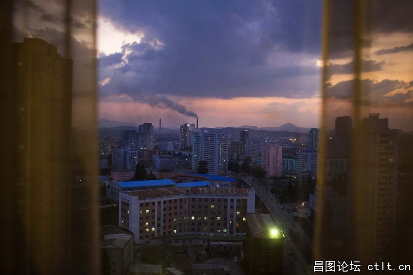 当地时间2012年9月7日，朝鲜平壤，从酒店的房间看窗外的黄昏景象.jpg