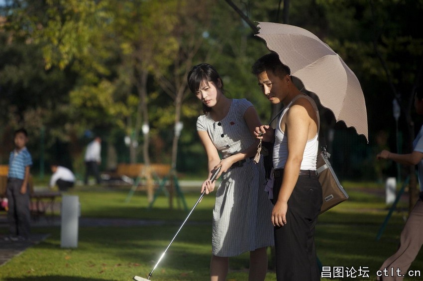 当地时间2012年9月8日，朝鲜平壤，青年男女在游乐场里打迷你高尔夫.jpg