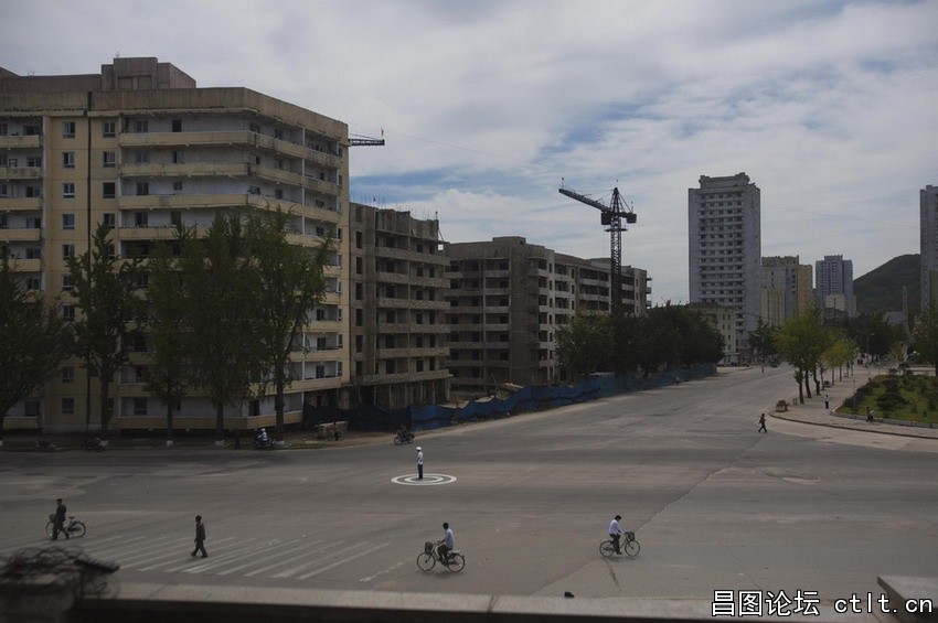 当地时间2012年9月11日，朝鲜开城，交警站在十字路口指挥交通.jpg