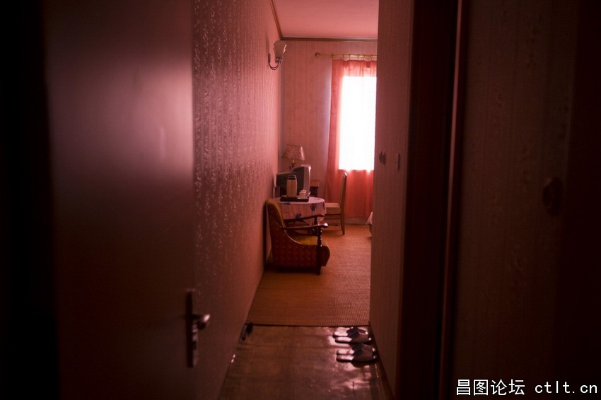 当地时间2012年9月11日，朝鲜开城，一外宾酒店的客房，阳光透过红色的窗帘射进来.jpg