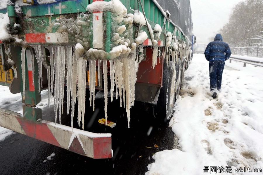 4.11月4日，北京暴雪，八达岭高速积雪40厘米致数百辆汽车拥堵.jpg