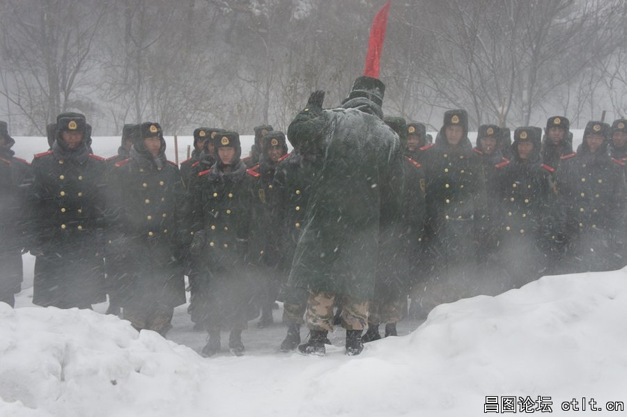 9.武警北京总队五支队紧急出动300余名官兵，赶赴京藏高速八达岭路段疏通道路，救援被困.jpg