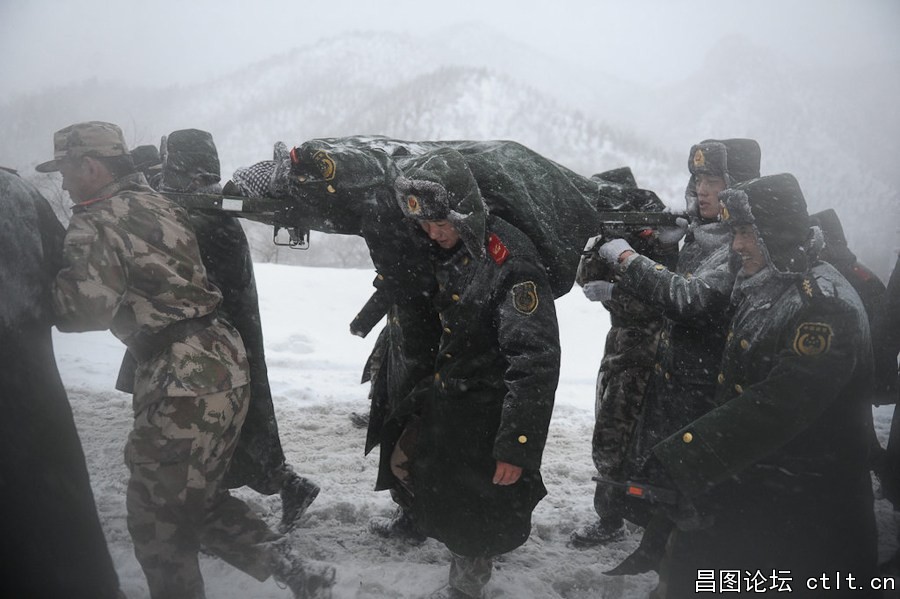 11.武警北京总队五支队紧急出动300余名官兵，赶赴京藏高速八达岭路段疏通道路，救援被.jpg