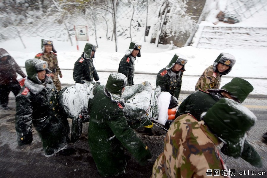 12.武警北京总队五支队紧急出动300余名官兵，赶赴京藏高速八达岭路段疏通道路，救援被.jpg