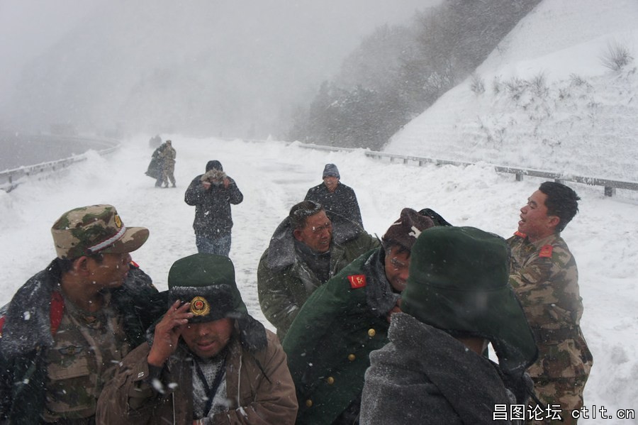 16.武警北京总队五支队紧急出动300余名官兵，赶赴京藏高速八达岭路段疏通道路，救援被.jpg