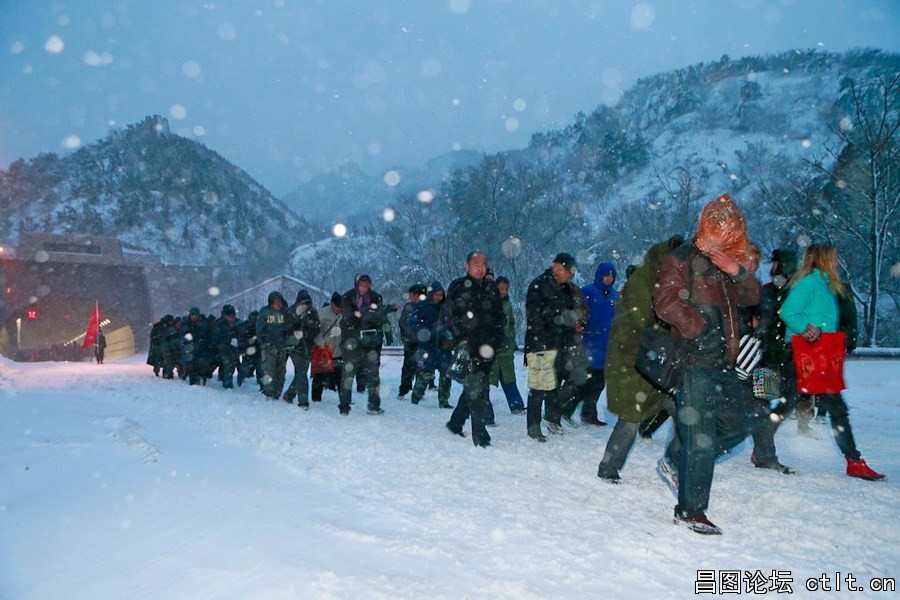 20.11月4日，北京，晚五点许，被困人员徒步10公里到达集集结的八达岭隧道。再统一集体.jpg