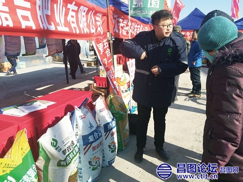 招聘会现场 记者 杨也迅摄.jpg
