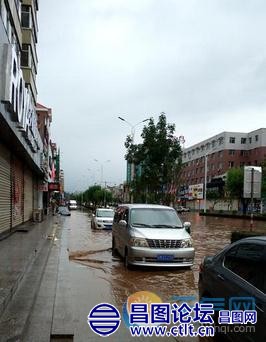 辽宁铁岭昌图县暴雨袭城 树倒水积阻通行-6.jpg