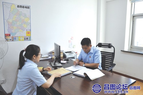 王宁（右）和同事研究案情.jpg