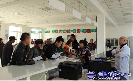 县残联和医疗鉴定机构来到了长发镇公共行政服务中心，为残疾群众办理残疾证.jpg