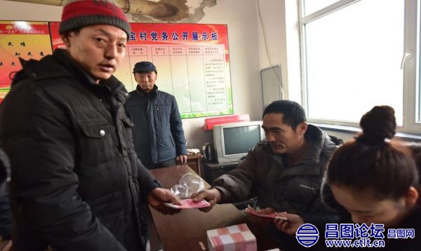 昌图县宝力镇：产业脱贫见成效 村民分红乐开怀-2.jpg