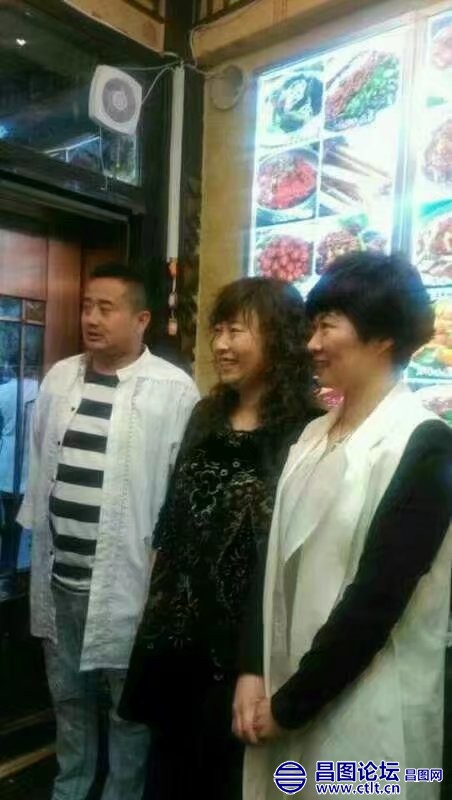 周亚芳与本山弟子严光明、赵海燕。.jpg