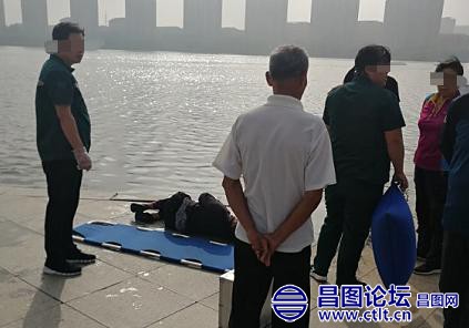 昌图老太坠入月亮湖！两名男子都不会游泳却英勇救人-1.jpg