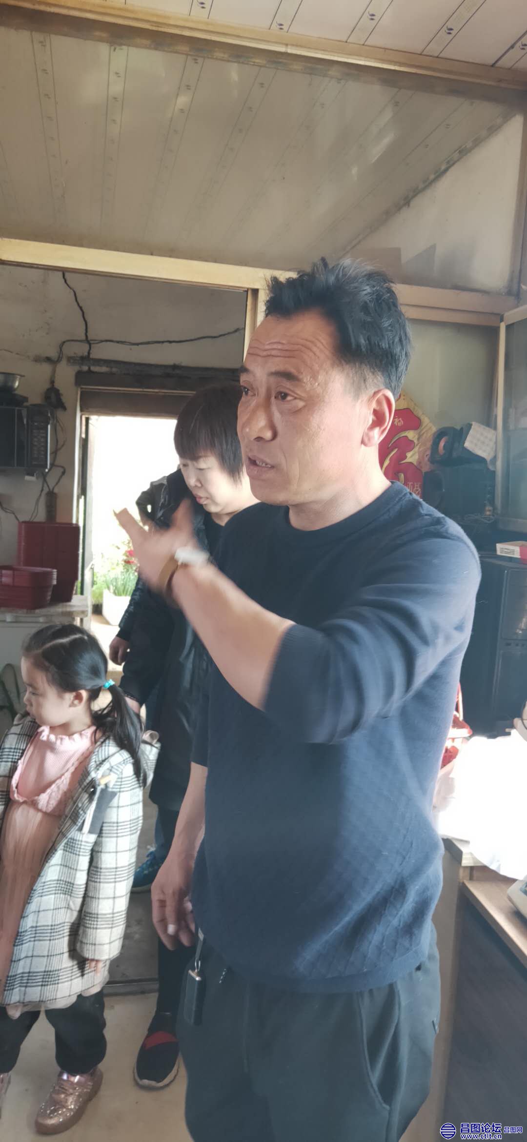 昌图县头道镇赵建国草莓采摘园老板赵建国向游客介绍牛奶草莓-1.jpg