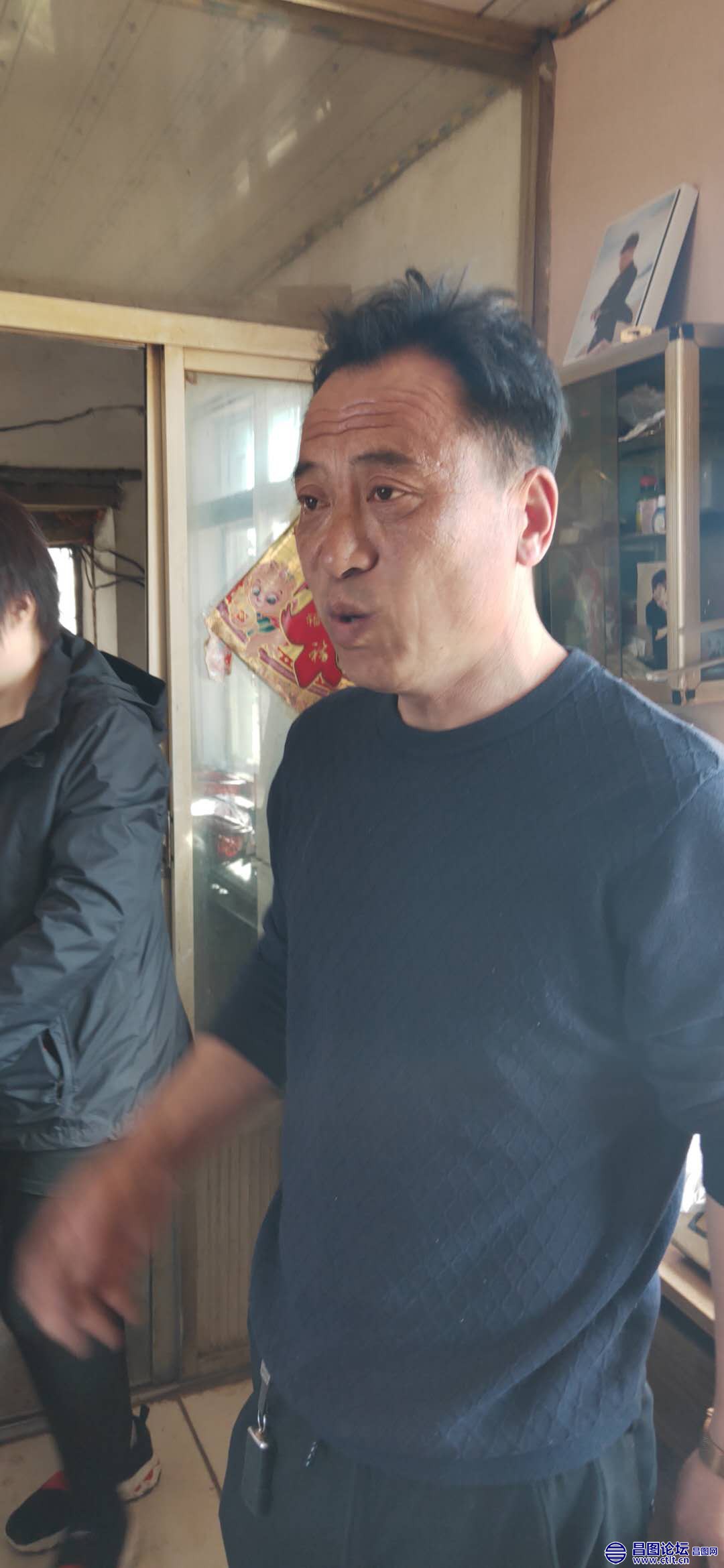 昌图县头道镇赵建国草莓采摘园老板赵建国向游客介绍牛奶草莓-2.jpg
