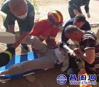 昌图女孩为走捷径翻越围栏，被刺穿右脚倒挂在围栏上