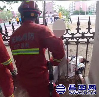 昌图女孩为走捷径翻越围栏，被刺穿右脚倒挂在围栏上