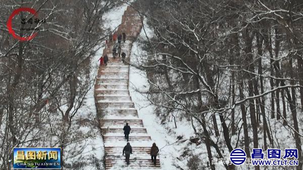 3、县文旅广局、下二台镇政府共同举办了以“辞旧迎新同登高，全民共筑中国梦”为主题.jpeg