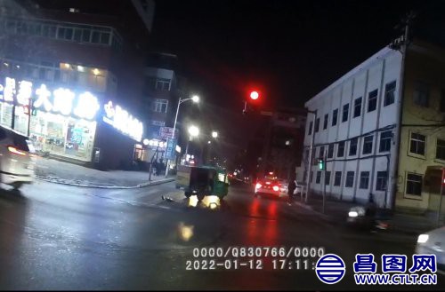 昌图粗心快递员转个弯甩掉俩包裹，被辅警捡到成功归还-1.jpg