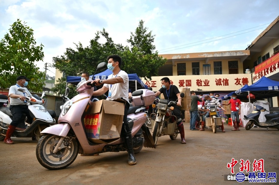 东航客机事故现场 村民骑摩托车运物资-2.jpg