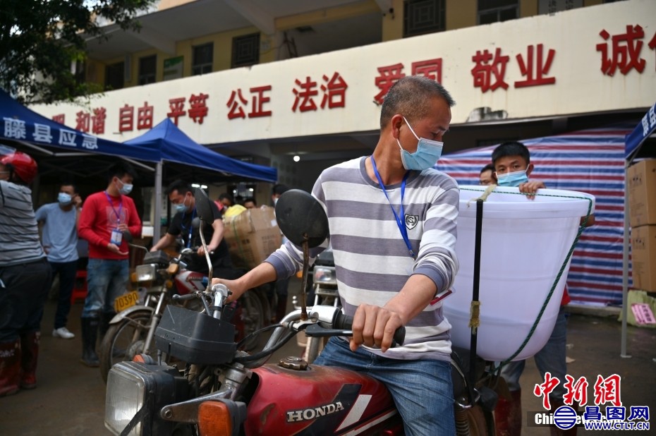 东航客机事故现场 村民骑摩托车运物资-1.jpg
