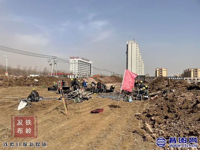 2、施工人员在A区进行基础桩打桩.jpg