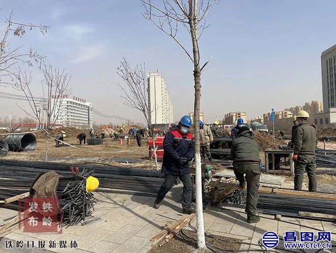 3、128名施工人员在现场施工.jpg