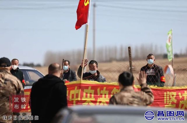 鲜红的党旗下，两省村民志愿者挥手问候-2.jpg