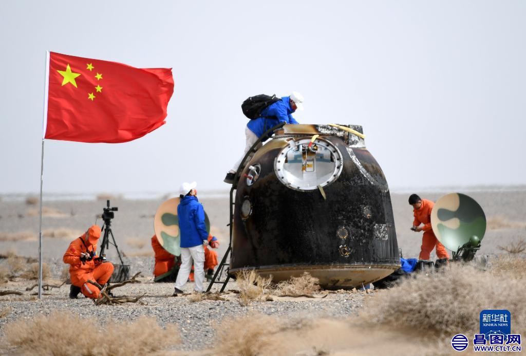 4月16日，神舟十三号载人飞船返回舱在东风着陆场预定区域成功着陆-5.jpg