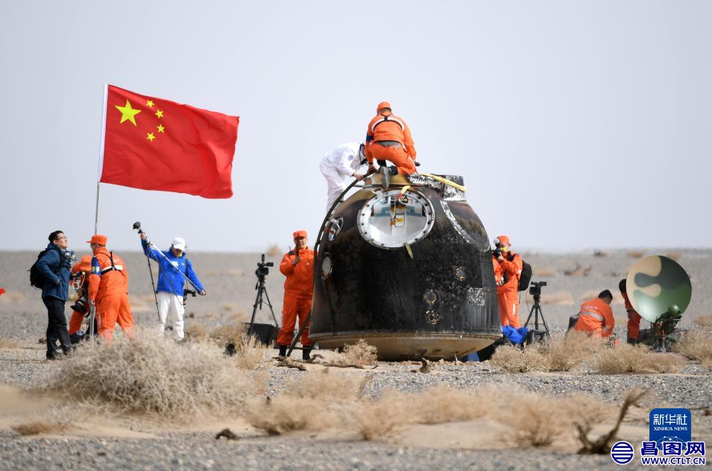 4月16日，神舟十三号载人飞船返回舱在东风着陆场预定区域成功着陆-4.jpg