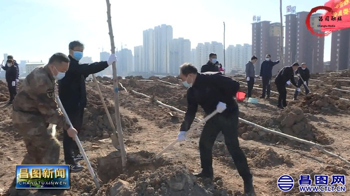 昌图县四大班子领导带领机关干部义务植树-2.jpg