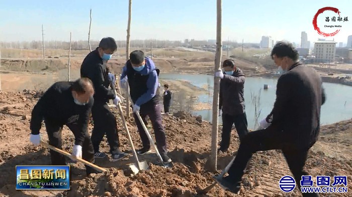 昌图县四大班子领导带领机关干部义务植树-4.jpg