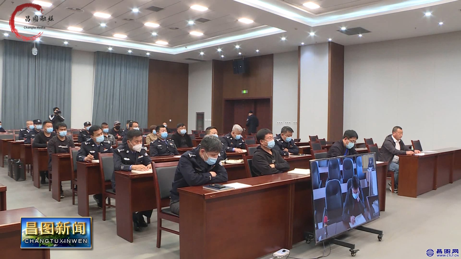 6、苗宇要求驻村辅警队伍要始终做到忠于职守、勇于担当、甘于奉献。在政治上，遵守法.jpg