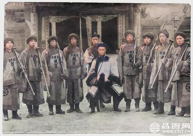 1890年昌图府，亲兵队长“把总”带领的士兵，目光呆滞面无表情.jpg