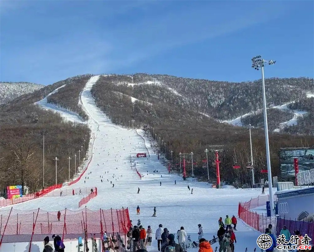 2月1日，雪友在位于吉林市冰雪经济高质量发展试验区的北大湖滑雪度假区滑雪.jpg