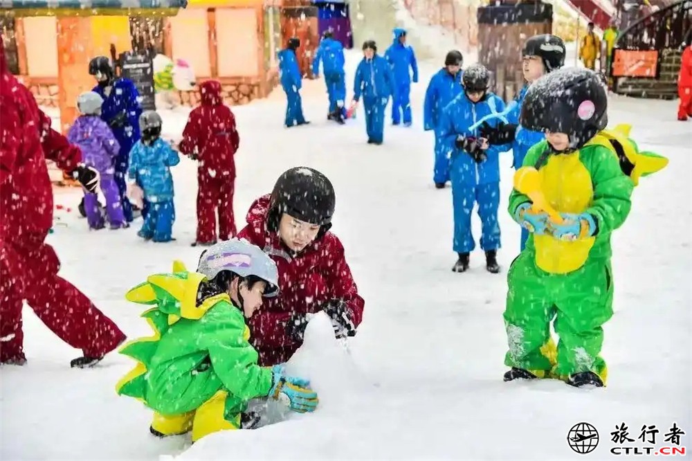 春节期间广州热雪奇迹室内滑雪场人气火爆.jpg