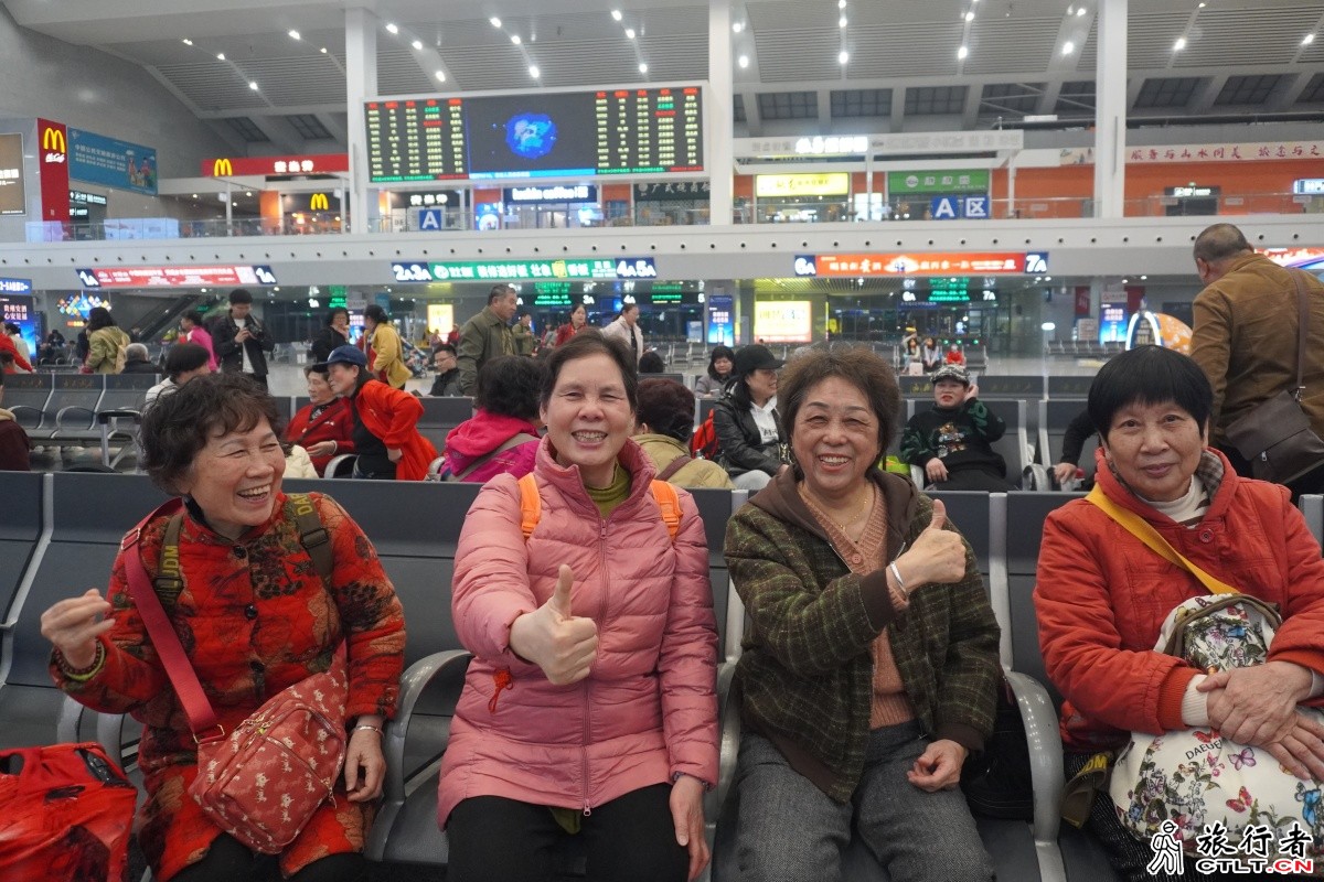 1、旅客在候车室开心合影。赖艳梅 摄.jpg