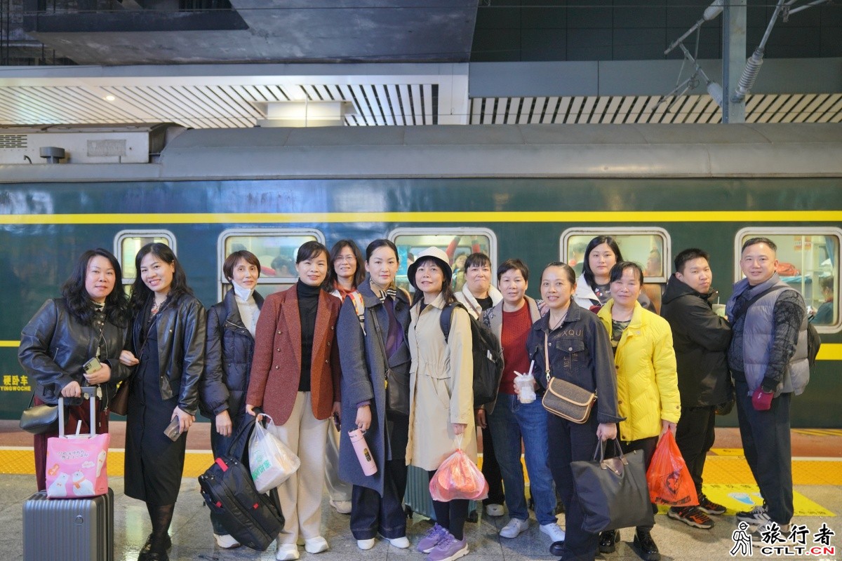 2、旅客正在开心合影。刘文轩 摄.jpg