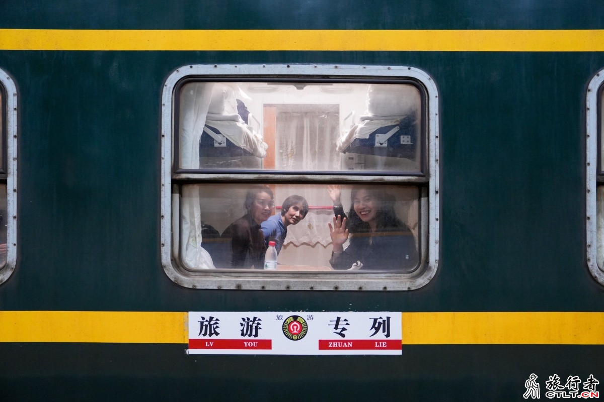 3、列车即将发车，旅客在车厢里挥手告别。吕松洋 摄.jpg
