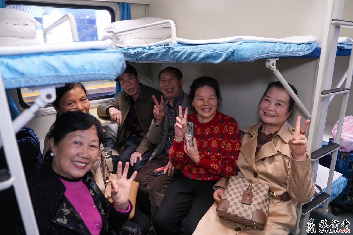 4、旅客在车厢开心合影。赵波 摄.jpg