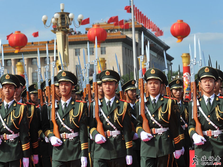 2、国旗护卫队走向旗杆.jpg