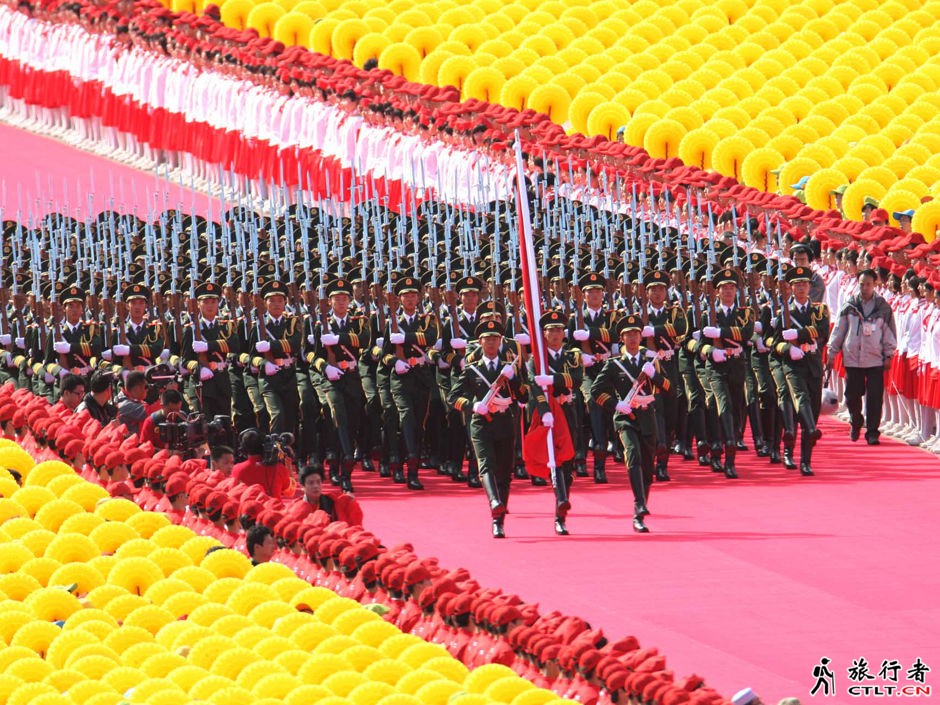 3、国旗护卫队走向旗杆.jpg
