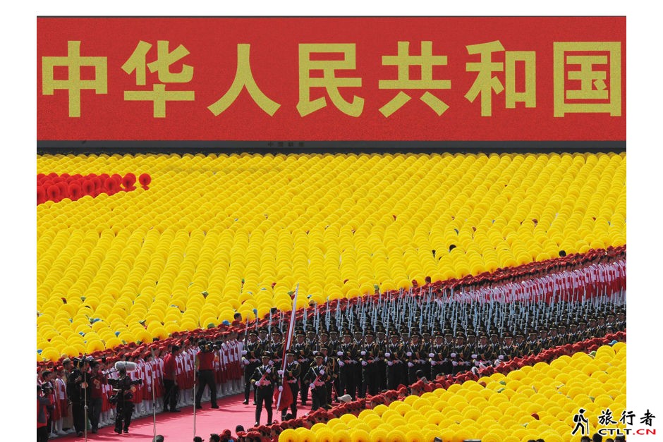 5、国旗护卫队护卫国旗走向旗杆基座.jpg