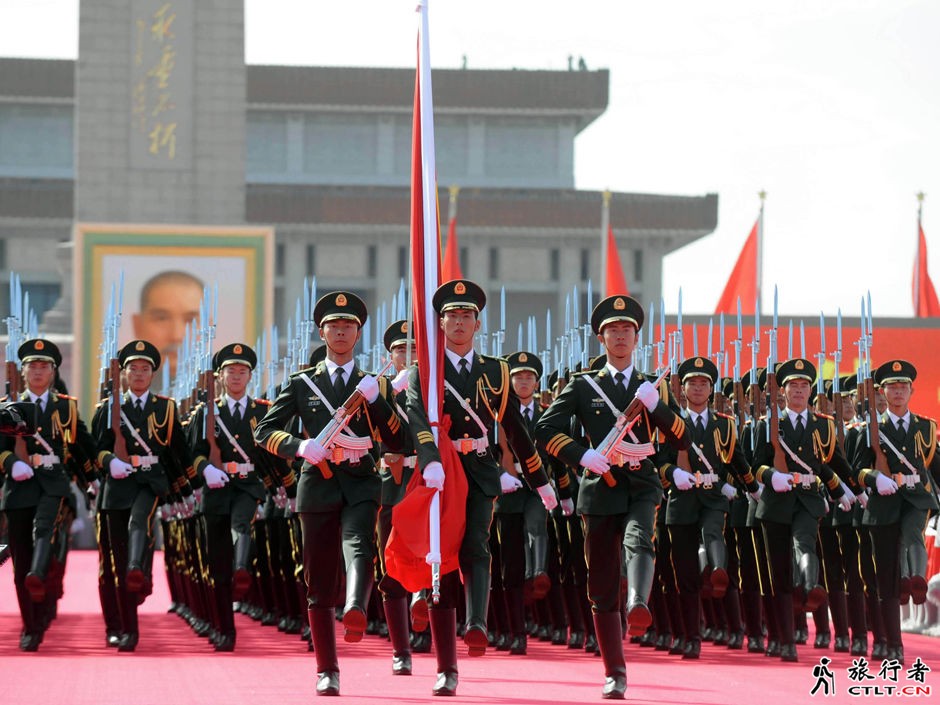 6、国旗护卫队护卫国旗走向旗杆基座.jpg