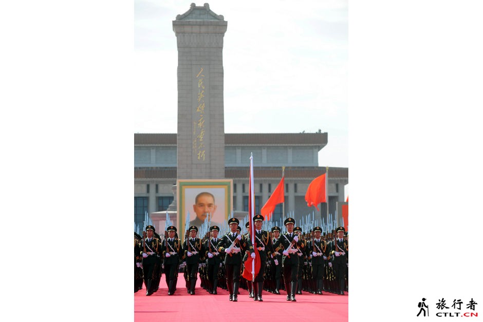 7、国旗护卫队护卫国旗走向旗杆基座.jpg