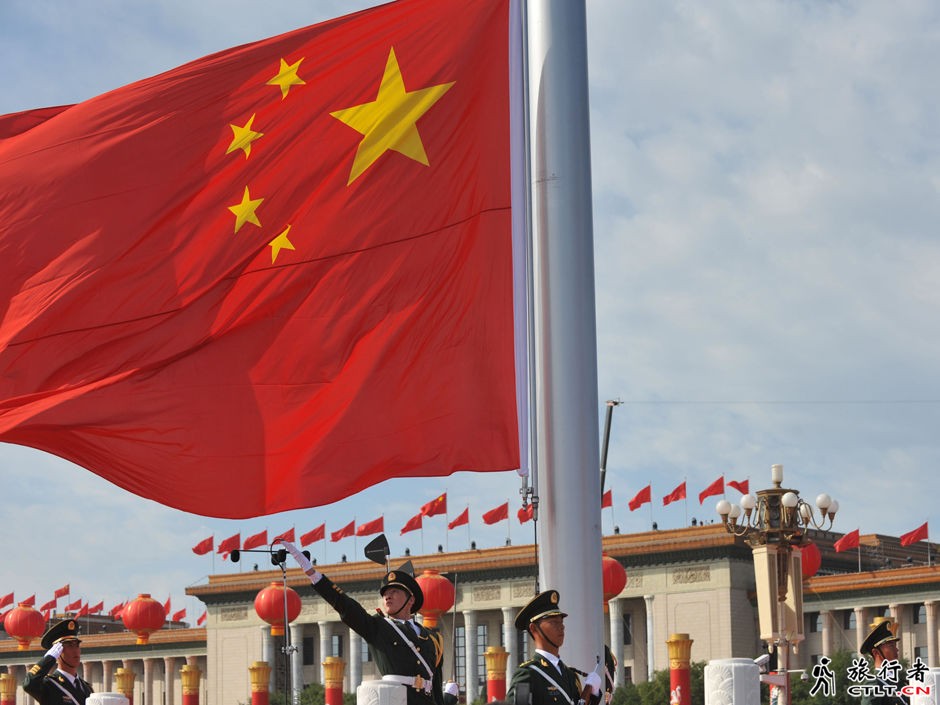 10、天安门广场举行隆重的国旗升旗仪式.jpg