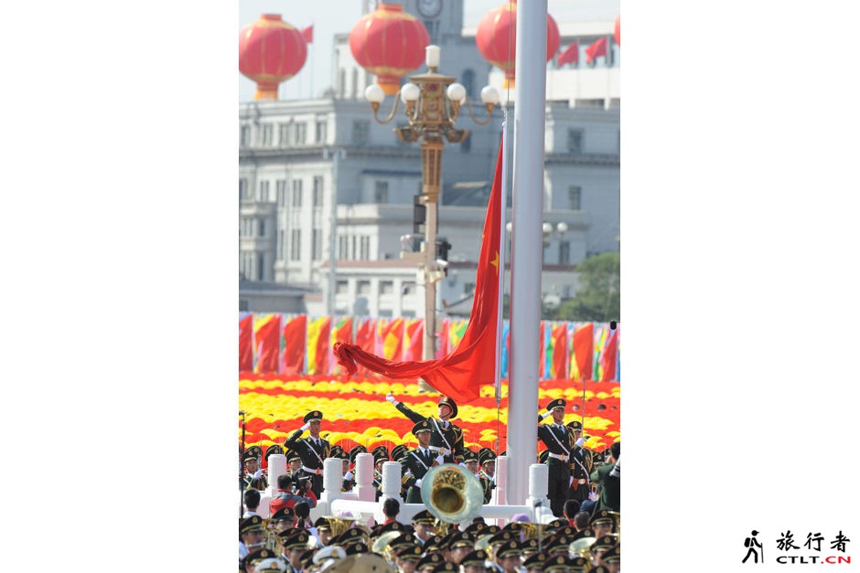 12、天安门举行升旗仪式.jpg