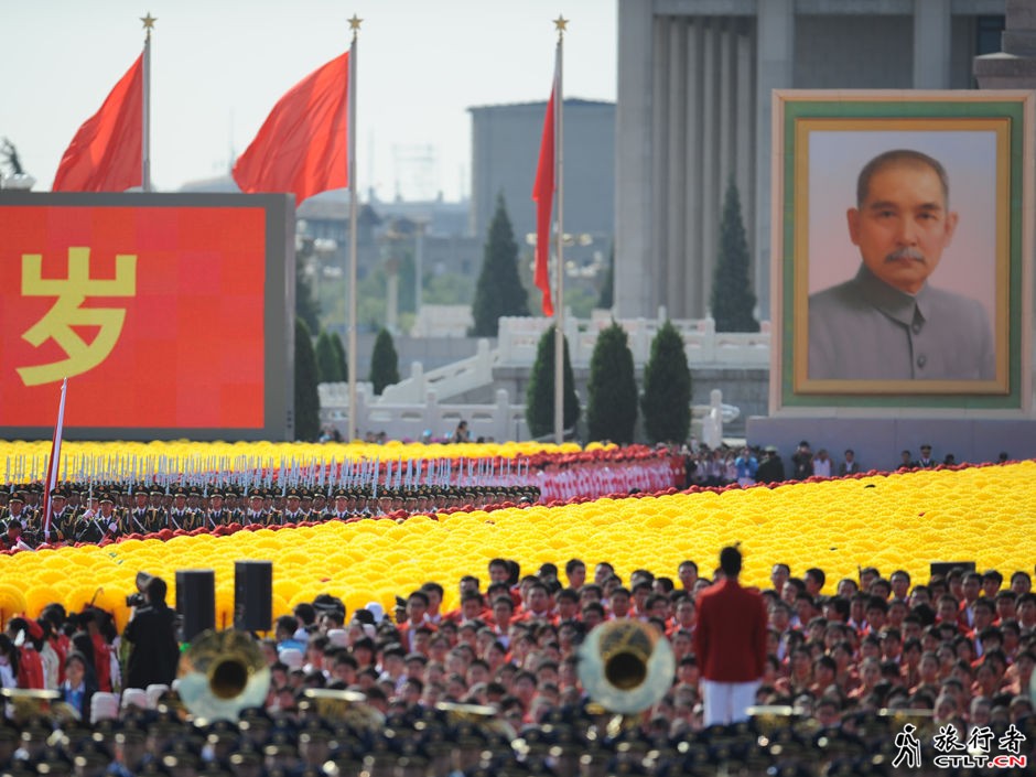 23、标兵走过天安门广场.jpg