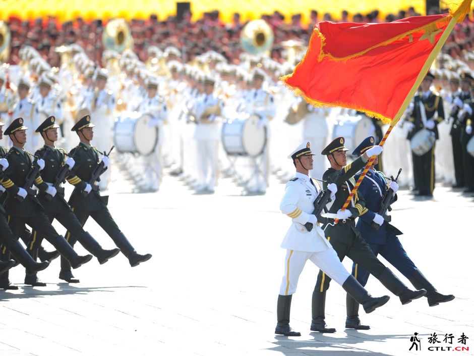 26、三军仪仗队护卫着中国人民解放军军旗率先通过天安门广场.jpg