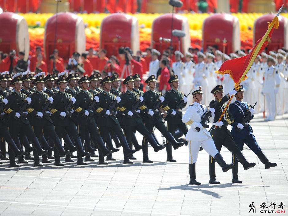 27、三军仪仗队护卫着中国人民解放军军旗率先通过天安门广场.jpg